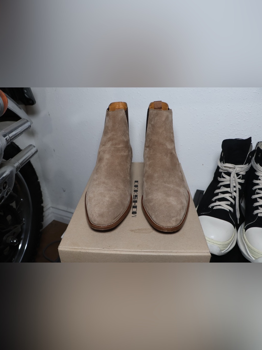 Saint Laurent Wyatt 30 Suede Chelsea Boots - Picture 2 of 9